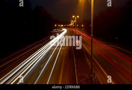 Ampel auf der Autobahn in der Nacht Stockfoto