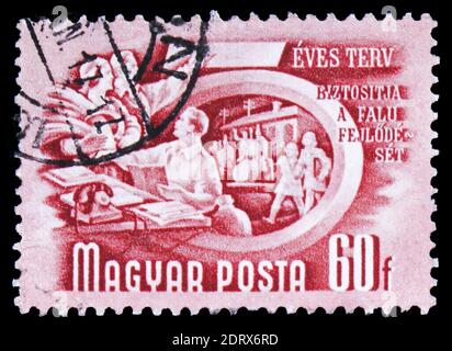 MOSKAU, RUSSLAND - 10. FEBRUAR 2019: Eine in Ungarn gedruckte Briefmarke zeigt landwirtschaftliche Zusammenarbeit, Fünfjahresplan Serie, um 1950 Stockfoto