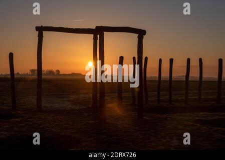 Pommelte, Deutschland. Dezember 2020. 21. Dezember 2020, Sachsen-Anhalt, Pömmelte: Die Sonne geht am Pömmelte Ringheiligtum auf. Die prähistorische Kultstätte wird von Archäologen auch die deutsche Stonehenge genannt. Der Montag, der 21. Dezember 2020, ist die Wintersonnenwende und damit die längste Nacht und der kürzeste Tag des Jahres. Foto: Stephan Schulz/dpa-Zentralbild/ZB Quelle: dpa picture Alliance/Alamy Live News Stockfoto