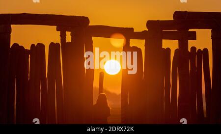 Pommelte, Deutschland. Dezember 2020. 21. Dezember 2020, Sachsen-Anhalt, Pömmelte: Eine Frau beobachtet den Sonnenaufgang am Pömmelte Ringheiligtum. Die prähistorische Kultstätte wird von Archäologen auch die deutsche Stonehenge genannt. Der Montag, der 21. Dezember 2020, ist die Wintersonnenwende und damit die längste Nacht und der kürzeste Tag des Jahres. Foto: Stephan Schulz/dpa-Zentralbild/ZB Quelle: dpa picture Alliance/Alamy Live News Stockfoto