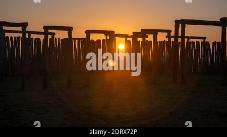 Pommelte, Deutschland. Dezember 2020. 21. Dezember 2020, Sachsen-Anhalt, Pömmelte: Die Sonne geht am Pömmelte Ringheiligtum auf. Die prähistorische Kultstätte wird von Archäologen auch die deutsche Stonehenge genannt. Der Montag, der 21. Dezember 2020, ist die Wintersonnenwende und damit die längste Nacht und der kürzeste Tag des Jahres. Foto: Stephan Schulz/dpa-Zentralbild/ZB Quelle: dpa picture Alliance/Alamy Live News Stockfoto