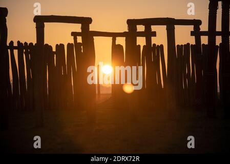 Pommelte, Deutschland. Dezember 2020. 21. Dezember 2020, Sachsen-Anhalt, Pömmelte: Die Sonne geht am Pömmelte Ringheiligtum auf. Die prähistorische Kultstätte wird von Archäologen auch die deutsche Stonehenge genannt. Der Montag, der 21. Dezember 2020, ist die Wintersonnenwende und damit die längste Nacht und der kürzeste Tag des Jahres. Foto: Stephan Schulz/dpa-Zentralbild/ZB Quelle: dpa picture Alliance/Alamy Live News Stockfoto