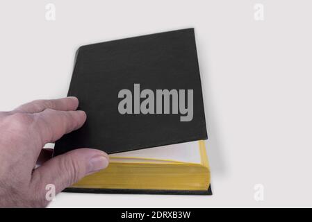 Schwarzes Titelbuch auf weißem Hintergrund Stockfoto