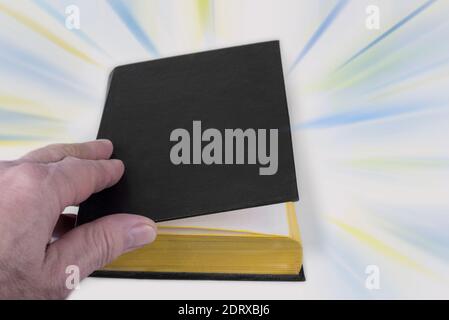 Schwarzes Titelbuch auf weißem Hintergrund Stockfoto