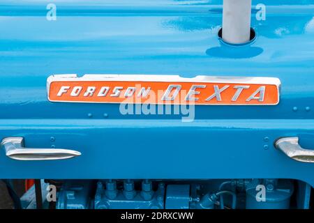 Abzeichen auf einem neu lackierten und restaurierten blauen Fordson Dexta Vintage Traktor auf einer Ausstellung in Nordostengland, Großbritannien