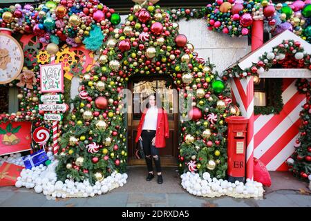 London, Großbritannien. Dezember 2020, 17. Das Mädchen posiert vor den festlichen Dekorationen des Restaurants Ivy Chelsea Garden. Quelle: Waldemar Sikora Stockfoto