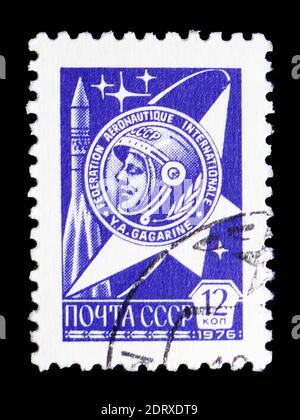 MOSKAU, RUSSLAND - 14. FEBRUAR 2019: Eine in der UdSSR (Russland) gedruckte Briefmarke zeigt die Juri-Gagarin-Medaille, endgültige Ausgabe Nr.12 Serie, um 1976 Stockfoto