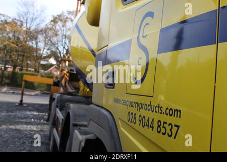 Ein Zementmischer von CES Quarry Products ist auf einer zu sehen Baustelle in Nordirland Stockfoto