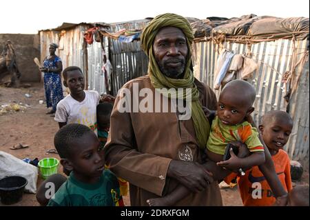 MALI, Bamako, IDP Camp Niamana, Peulh nach ethnischen Konflikten mit Dogon siedelten sich hier Menschen in der Region Mopti, Peulh Familie / Peul Fluechtlinge haben sich nach ethnischen Konflikten mit Dogon in der Region Mopti hier angesiedelt, Peul Familie Stockfoto