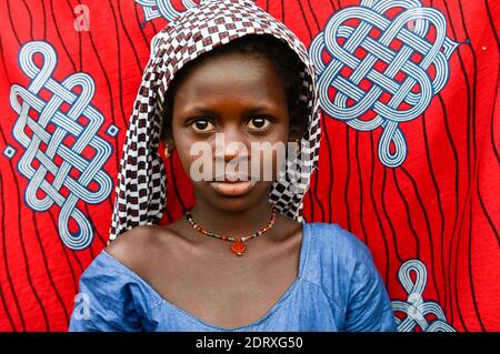 MALI, Bamako, IDP Camp Niamana, nach ethnischen Zusammenstößen zwischen Peulh und Dogon verließen viele Menschen ihre Dörfer und suchten Schutz in Niamana, Peulh girl / Flüchtlingslager Niamana, Peul Fluechtlinge aus der Region Mopti, zwischen den Ethnien Peul und Dogon kam es in der Region Mopti zu gewaltsamen Auseinandersetzungen, Peul Auseinandersetzungen Stockfoto