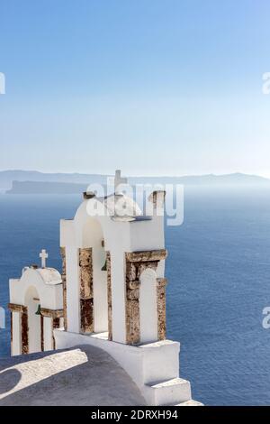 Glockentürme einer griechisch-orthodoxen Kirche mit Blick auf das tiefe Blau der Ägäis, in Oia Dorf, Santorini Insel, Ägäis, Griechenland, Europa Stockfoto