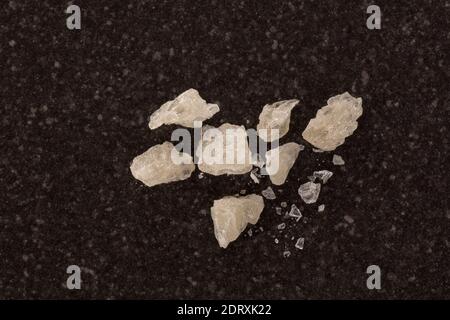 MDMA Kristalle von oben auf schwarzem Tisch. Stockfoto
