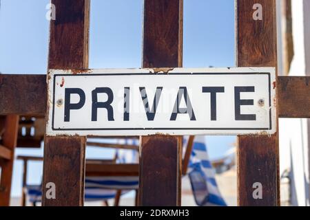 "Privates" Schild an einer Holztür, das Besucher darüber informiert, dass der Eintritt nur nach Ermessen des Besitzers erlaubt ist. Stockfoto