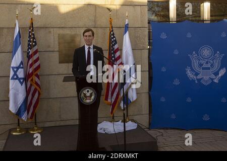 Jerusalem, Israel. Dezember 2020. Der leitende Berater des Weißen Hauses, Jared Kushner, spricht vor der US-Botschaft, nachdem Botschafter David Friedman am Montag, den 21. Dezember 2020, eine Gedenktafel für den Jared Kushner Hof enthüllt hatte. Pool Foto von Maya Alleruzzo/UPI Kredit: UPI/Alamy Live Nachrichten Stockfoto