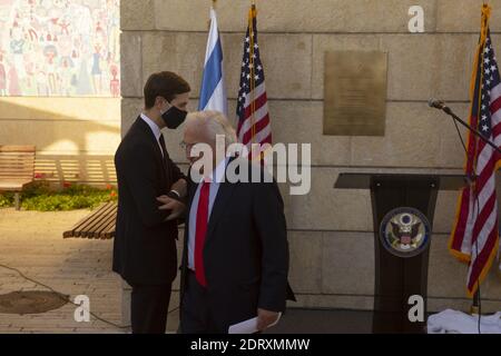 Jerusalem, Israel. Dezember 2020. Der leitende Berater des US-Weißen Hauses Jared Kushner wartet auf das Podium, nachdem Botschafter David Friedman (R) am Montag, den 21. Dezember 2020, in der Botschaft in Jerusalem eine Gedenktafel für den Kushner-Hof enthüllt hat. Pool Foto von Maya Alleruzzo/UPI Kredit: UPI/Alamy Live Nachrichten Stockfoto