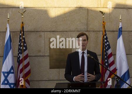 Jerusalem, Israel. Dezember 2020. Der leitende Berater des Weißen Hauses, Jared Kushner, spricht, nachdem Botschafter David Friedman (R) am Montag, den 21. Dezember 2020, eine Gedenktafel an der Botschaft in Jerusalem enthüllt hat, die den Kushner Hof bezeichnet. Pool Foto von Maya Alleruzzo/UPI Kredit: UPI/Alamy Live Nachrichten Stockfoto