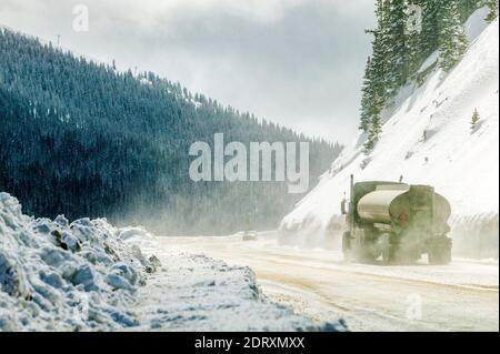 Traktor Anhänger und Automobil auf Wind gefegt Schnee Winter Hochtway; Monarch Pass; Rocky Mountains; Central Colorado; USA Stockfoto