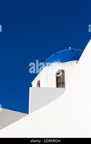 Traditionelle kykladische Architektur, eine weiß getünchte Wand und die charakteristische blaue Farbe der Ägäis, in einer Kirche in Santorini Insel, Griechenland Stockfoto