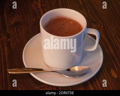 tasse exquisite heiße Schokolade auf Holztisch Stockfoto