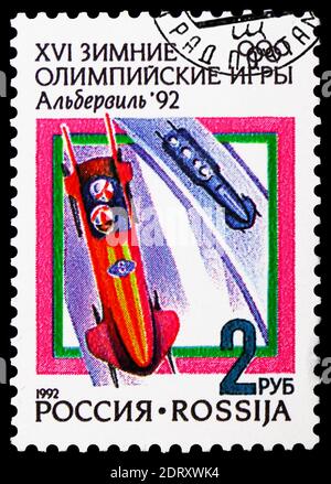 MOSKAU, RUSSLAND - 20. FEBRUAR 2019: Eine in Russland gedruckte Briefmarke zeigt Bobfahren, Olympische Winterspiele 1992, Albertvilleserie, um 1992 Stockfoto