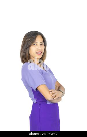 Isoliertes Porträt einer asiatischen Frau mit kurzen Haaren und hellbrauner Haut, die einen violetten Anzug trägt und auf einem weißen Hintergrund mit Schneideweg lächelt. Stockfoto