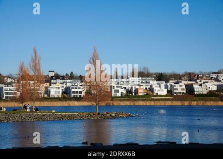 Blick von der Uferpromenade des Phoenix-Sees in Dortmund aus auf Haeuser mit gehobenem Standart. Stockfoto