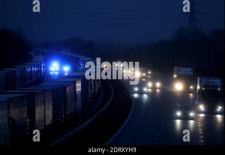 LKW, die auf der M20 in Kent abgestellt wurden, nachdem der Hafen von Dover nach der Ankündigung der französischen Regierung geschlossen wurde, werden keine Passagiere aus dem Vereinigten Königreich akzeptieren. Frankreich scheint ein Verbot für Spediteure über den Kanal zu beenden, das aufgrund der Befürchtungen über die Ausbreitung des neuen Coronavirus-Stammes verhängt wurde. Stockfoto