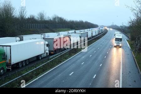 LKW, die auf der M20 in Kent abgestellt wurden, nachdem der Hafen von Dover nach der Ankündigung der französischen Regierung geschlossen wurde, werden keine Passagiere aus dem Vereinigten Königreich akzeptieren. Frankreich scheint ein Verbot für Spediteure über den Kanal zu beenden, das aufgrund der Befürchtungen über die Ausbreitung des neuen Coronavirus-Stammes verhängt wurde. Stockfoto