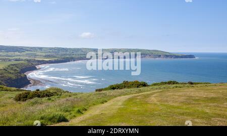 Panoramablick auf Robin Hood's Bay an der Küste von Yorkshire An einem sonnigen Tag Stockfoto