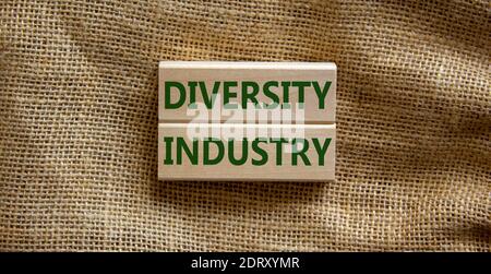 Symbol für die Vielfalt der Branche. Holzblöcke bilden die Worte "Diversity Industrie" auf schönen Leinwand Hintergrund. Business und Diversity Branchenkonzept. Stockfoto