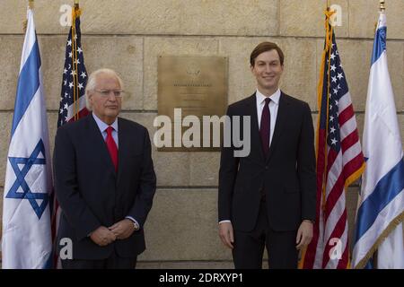 Jerusalem, Israel. Dezember 2020. US-Botschafter hat Israel David Friedman, links, und US-Berater des Weißen Hauses Jared Kushner, rechts, Pose mit einer Plakette vor der US-Botschaft, die den Kushner Hof am Montag, 21. Dezember 2020. Pool Foto von Maya Alleruzzo/UPI Kredit: UPI/Alamy Live Nachrichten Stockfoto