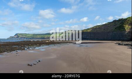 Robin Hood's Bay, Yorkshire Coast - Blick nach Süden in Richtung Ravenscar von Boggle Hole Stockfoto