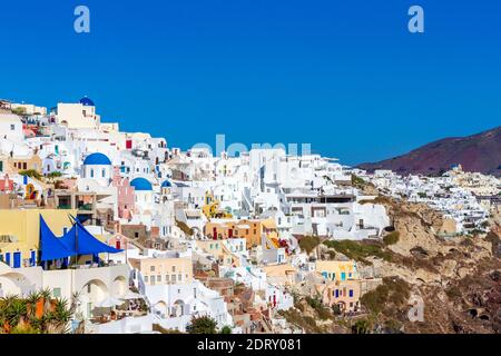 Oia Dorf, das malerischste Dorf auf Santorini Insel, ein berühmter touristischer Ferienort in den Kykladen Inseln, Ägäis, Griechenland, Europa Stockfoto