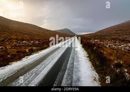 Iced Road zwischen Derryveagh Mountains im Glenveagh National Park nordwestlich von County Donegal, Irland Stockfoto