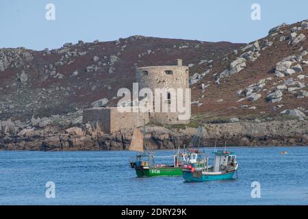 Mit Blick über die Bucht zu Cromwells Schloss auf Tresco auf den Isles of Scilly, Großbritannien Stockfoto