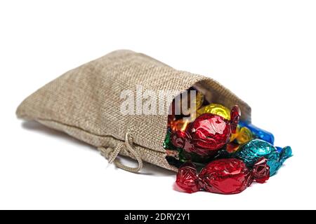 Bonbons in farbige Folie eingewickelt in einem Jute-Beutel Stockfoto