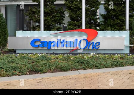 Washington, DC, USA - 14. Januar 2020: Capital One Schild am Tysons Headquarter Bürogebäude. Stockfoto