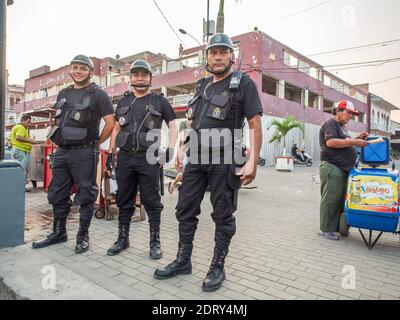 Iquitos, Peru- 22. Dez 2017: Glückliche Polizisten auf der Straße einer tropischen Stadt im Amazonas. Policia. Südamerika. Stockfoto