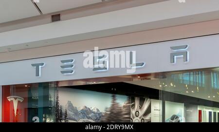 Tesla-Ladenschild im Tysons Corner Center in Virginia, USA. Stockfoto