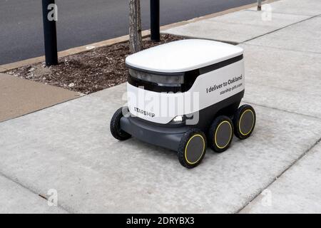 Ein Starship Food Delivery Roboter fährt auf dem Bürgersteig auf dem Campus der Universität Pittsburgh in Pittsburgh, PA, USA. Stockfoto