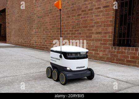 Ein Starship Food Delivery Roboter fährt auf dem Bürgersteig auf dem Campus der Universität Pittsburgh in Pittsburgh, PA, USA. Stockfoto