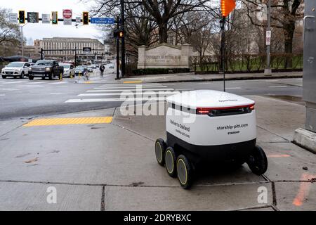 Ein Starship Food Delivery Roboter fährt auf dem Bürgersteig auf dem Campus der Universität Pittsburgh in Pittsburgh, PA, USA. Stockfoto