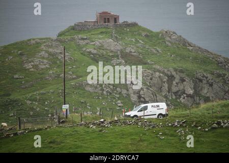 Ein Pulse Sicherheitsvan verhindert, dass Touristen den Northman besuchen Filmset an der Nordküste von Nordirland Stockfoto