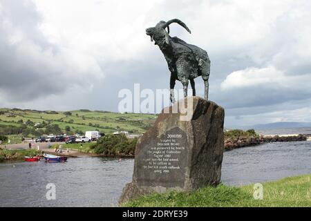 Eine Statue von Johann der Ziege in Cushendun, war er das letzte Tier in Nordirland, das 2001 bei der Maul- und Klauenseuche starb Stockfoto