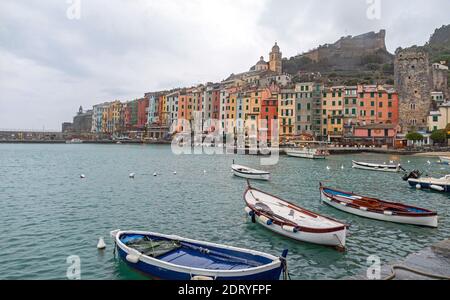 Porto Venere, Italien - 1. Februar 2018: Kleine Fischerboote liegen in Porto Venere, Italien. Stockfoto