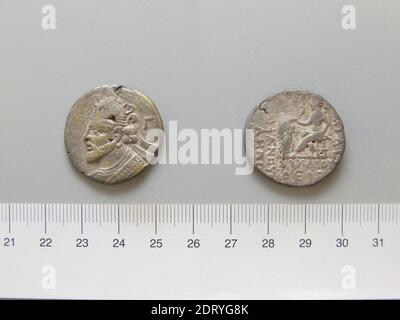 Herrscher: Vologases II, 77-147 A.D. Münzstätte: Seleucia ad Tigrim, Tetradrachm von Vologases II von Seleucia ad Tigrim, A.D. 79–80, Silber, 10.99 g, 1:00, 27.1 mm, hergestellt in Seleucia ad Tigrim, Mesopotamien, Parthian, 1. Jahrhundert A.D., Numismatik Stockfoto