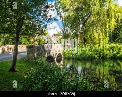 Die hübsche Steinbrücke über den Fluss Coln bei Ablington in den Gloucestershire Cotswolds. Stockfoto