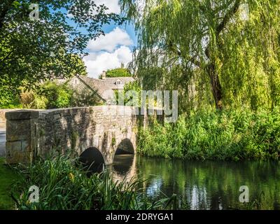 Die hübsche Steinbrücke über den Fluss Coln bei Ablington in den Gloucestershire Cotswolds. Stockfoto