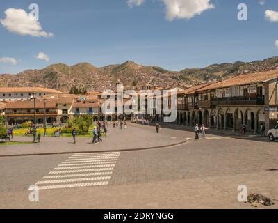 Cusco, Peru - 22. Mai 2016: Blick auf den Hauptplatz in Cusco und Hügel mit kleinen Dörfern im Hintergrund. Stockfoto