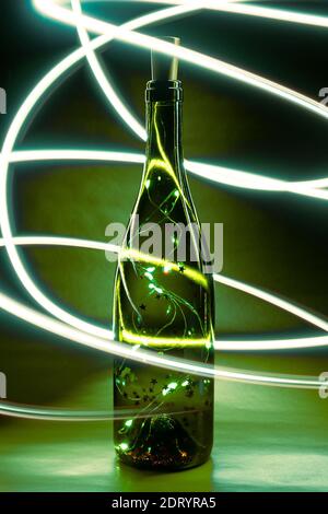 Flasche Lichter mit Kork, Girlande in Glas Flasche für Wein. Selektiver Fokus, vertikale Ansicht Stockfoto